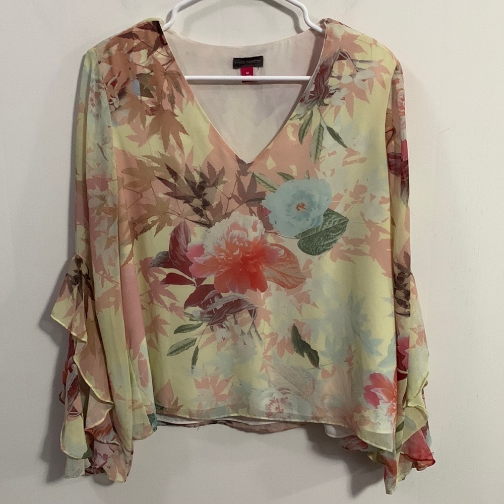Vince Camuto Flutter sleeve V Neck top, lined, Sz Med, Floral, adorable!!